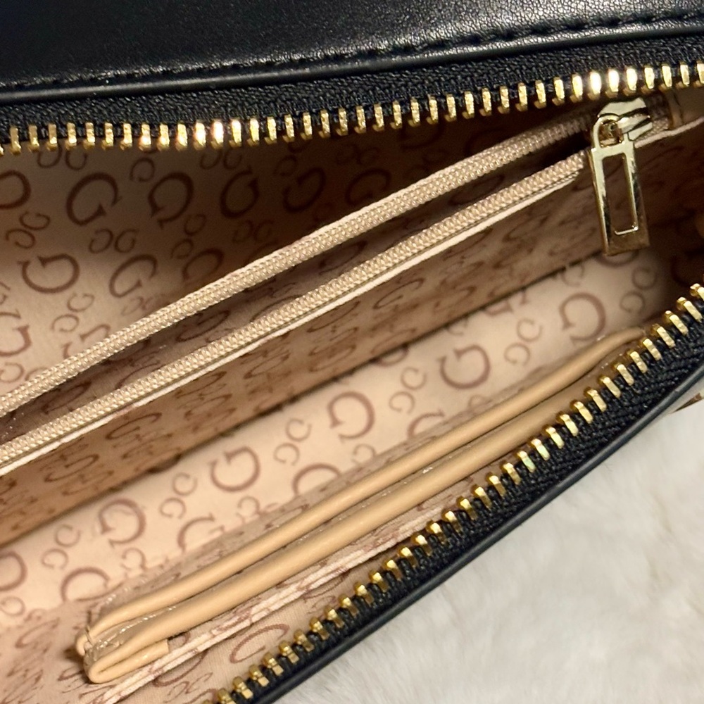Guess - Picture 7 of 7